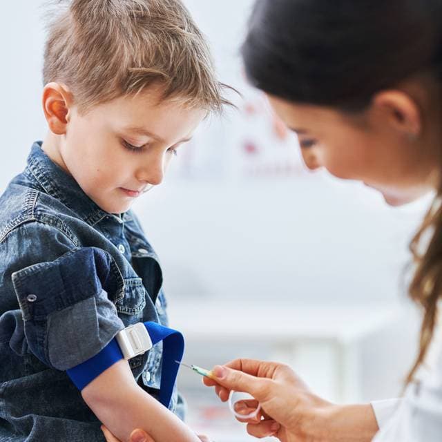 Ghid practic: cum îți pregătești copilul pentru analizele medicale de laborator